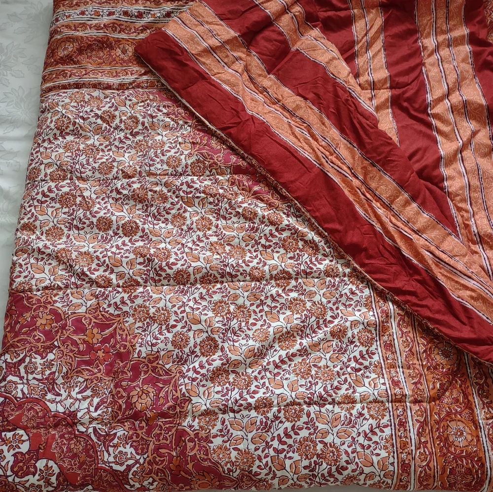 Comforter medallion exotic motif Reversible stripes red